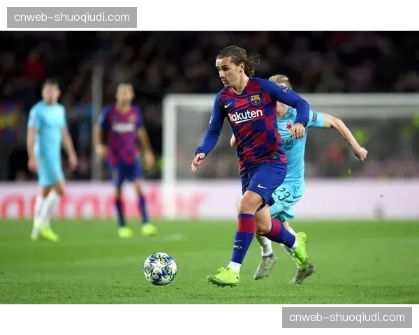 “特写：诺坎普边线，鹰眼系统操作员在毫米级越位判定时的专注瞬间”