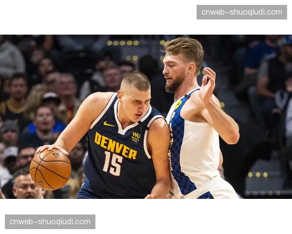 “训练营花絮：老将坎迪斯·帕克指导年轻内线球员低位技巧”